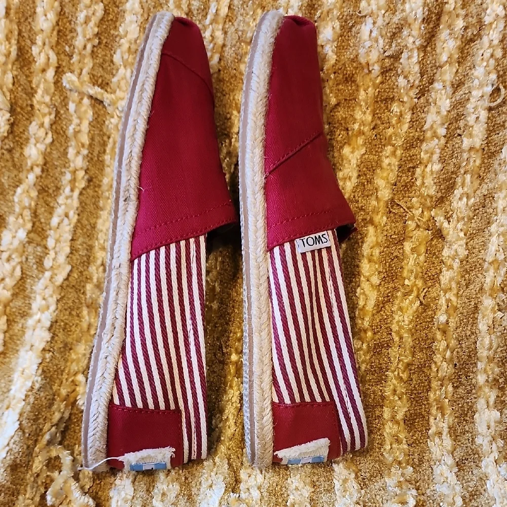 TOMS Women's Espadrilles Slip-On Shoes Red And White Size 8 Excellent, LIKE NEW